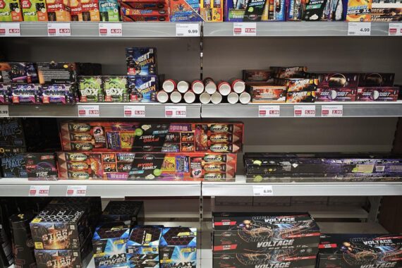 Verkauf von Feuerwerk vor Silvester bei der Polizei: Sicherheitsbedenken und Böllerverbot-Diskussion.