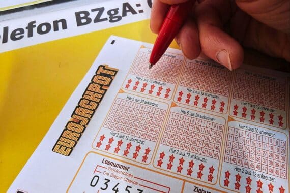 Eurojackpot-Spielschein mit Gewinnzahlen und Hinweis auf steuerfreie Gewinne bei Lottospielen.