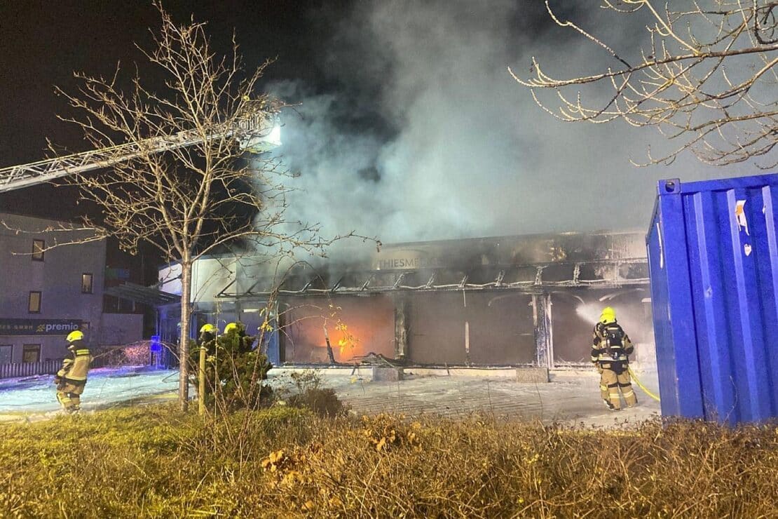 Großbrand in Pinneberger Sanitätshaus nach sieben Stunden gelöscht