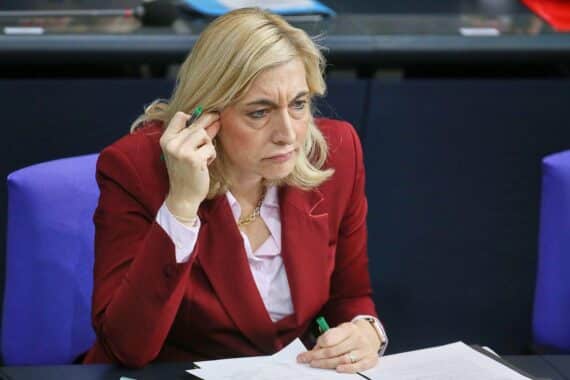 Nina Warken diskutiert gesetzliche Krankenkassenreformen und Beitragserhöhungen in Berlin.