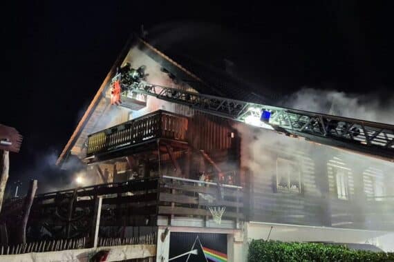 Feuerwehr bei nächtlichen Löscharbeiten in Schalksmühle-Everinghausen, verletzt zwei Bewohner.