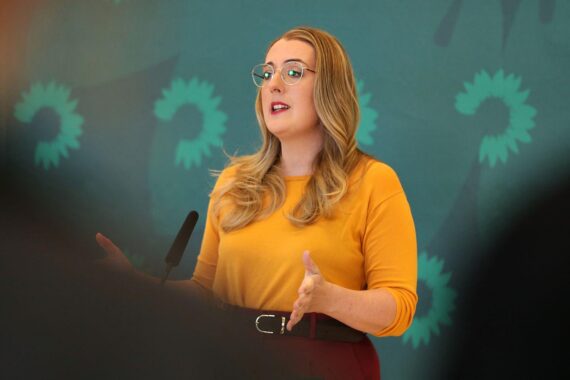 Katharina Dröge kritisiert Dobrindts Asylpolitik: Zweifel am EU-Flüchtlingsverteilungsmechanismus und Menschenrechte.