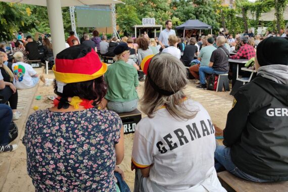 Public Viewing im Biergarten, begeisterte Fans, Frauenfußball, EM 2029, Niedersachsen im Fokus.