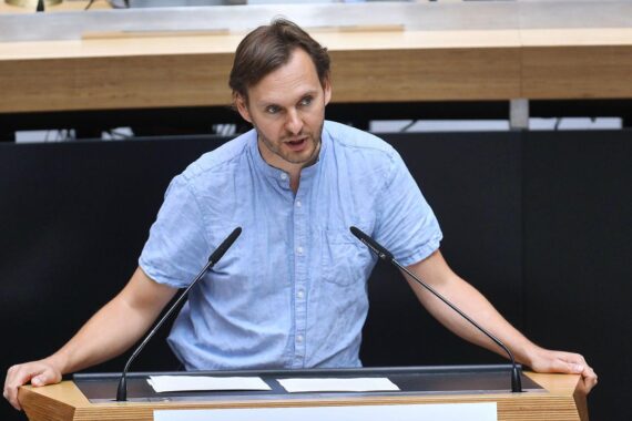 Stefan Ziller kritisiert unzureichende Open-Source-Strategie der Berliner Verwaltung, fordert ambitioniertere Ziele.