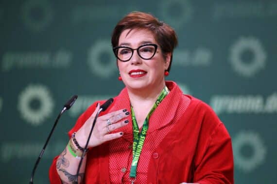 Susan Sziborra-Seidlitz präsentiert die Ergebnisse des Sachsen-Anhalt-Monitors zur Klimapolitik und Vertrauen.