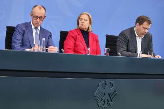 Politiker im Gespräch: Merz, Bas, Klingbeil - Koalitionskrise und Herausforderungen in der Regierung.