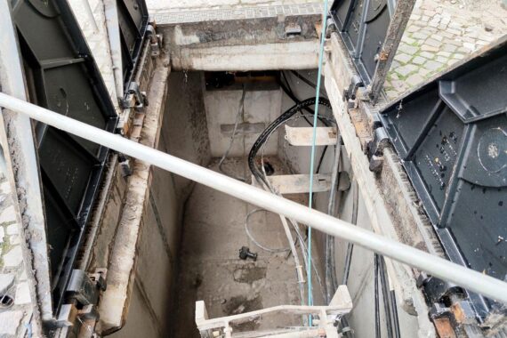 Glasfaserkabel und Laternenmasten symbolisieren digitalen Fortschritt in Halle (Saale).