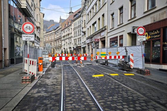 Weihnachtsmarkt in Halle: festlich geschmückt mit Lichtern, Besuchern und fröhlicher Atmosphäre.