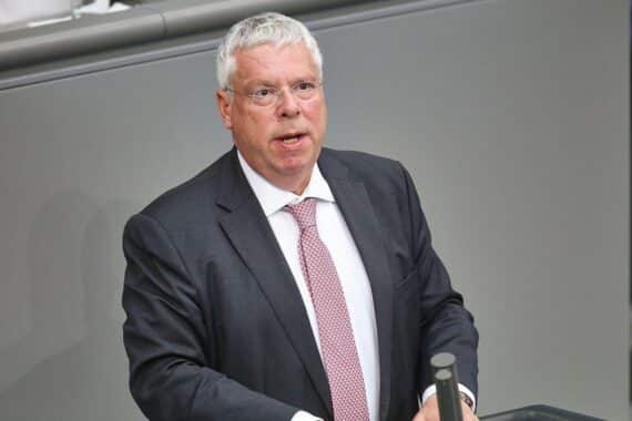 Jürgen Hardt spricht über den unwahrscheinlichen Frieden in der Ukraine. Zweifel prägen die Diskussion.