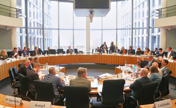 Haushaltsausschuss-Besprechung über Rüstungsfinanzierung, kritische Abgeordnete und hohe Milliardenbeträge im Fokus.