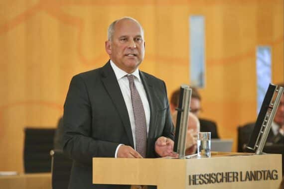 Roman Poseck spricht über Erhöhung von Strafen für Angriffe auf Einsatzkräfte in Hessen.