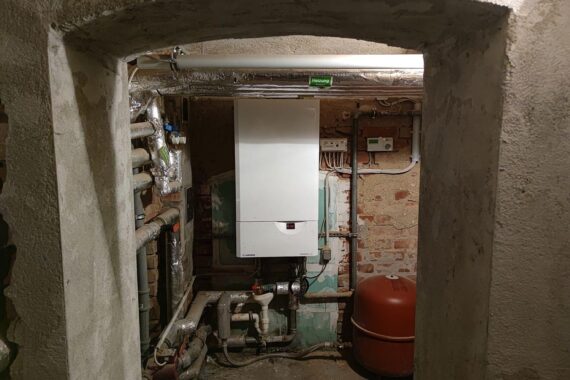 Bundesbauministerin reformiert Heizungsgesetz: Modernisierung und schnellere Umsetzung von Infrastrukturprojekten.