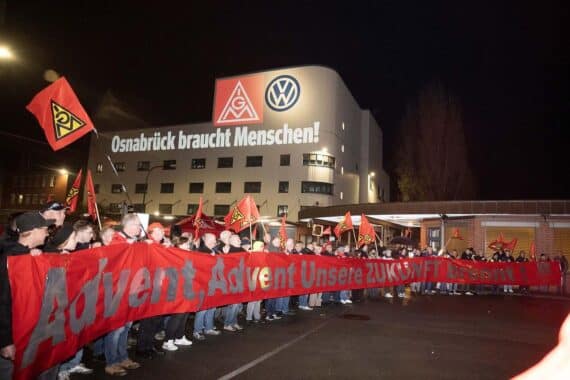Hunderte Beschäftigte demonstrieren vor Volkswagen-Werk für klare Zukunftsperspektiven und Investitionen.