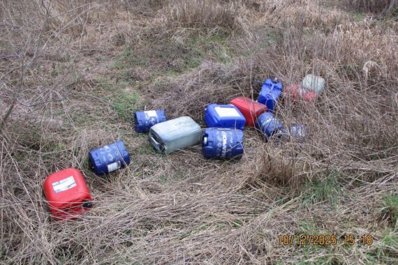Illegale Altölentsorgung: Kanister am Feldweg, Umweltgefahr durch auslaufendes Öl sichtbar.