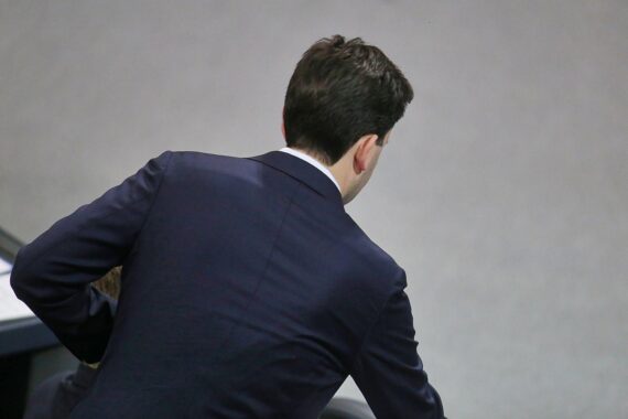 Johannes Winkel diskutiert Rentenreform und Nachhaltigkeitsfaktor in der CDU-Jungen Union.