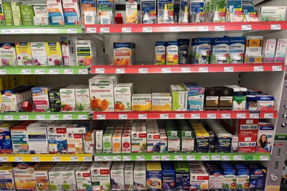 Medikamente und Arzneimittel in einer Drogerie, symbolisieren steigende Gesundheitsausgaben in Niedersachsen.