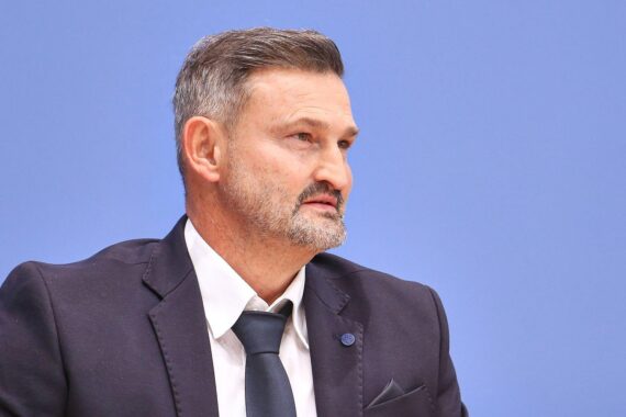 Renaldo Schwarzenberger präsentiert Gutachten zur Anerkennung der Jenischen als nationale Minderheit.