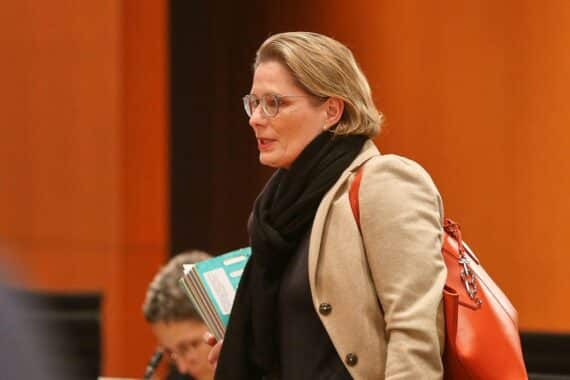 Ein Gesetzesentwurf verbessert Verbraucherschutz und Herstellerhaftung bei fehlerhaften Produkten und Software.