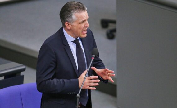 Thorsten Frei diskutiert im Kanzleramt, umgeben von Politikern und Medienvertretern.