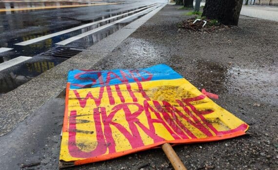 Schild "Stand with Ukraine" auf dem Boden symbolisiert Unterstützung und Solidarität mit der Ukraine.
