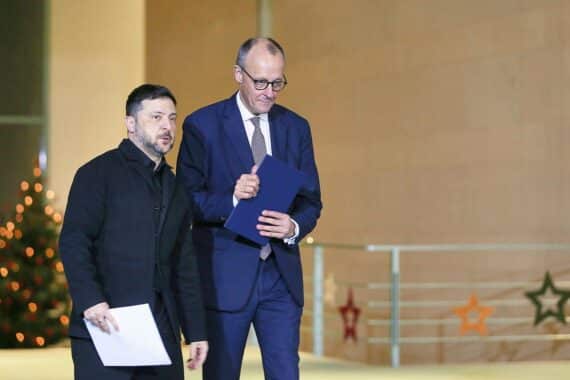 Selenskyj und Merz diskutieren in Berlin über Zusammenarbeit zwischen Europa, Ukraine und USA.