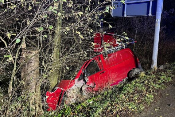 Kleintransporter im Abhang, Feuerwehr im Einsatz, Unfallstelle gesichert, verletzte Fahrerin im Krankenhaus.