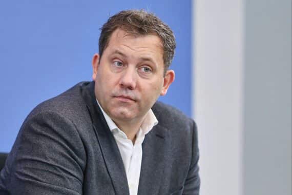 Lars Klingbeil spricht über europäische Sicherheitsstrategie und transatlantische Beziehungen, symbolisiert durch Besorgnis.