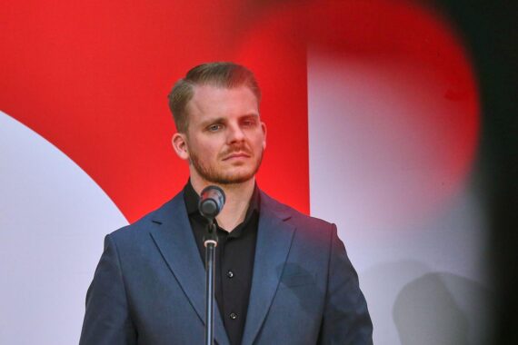 Tim Klüssendorf diskutiert SPD-Mitgliederbegehren zur Bürgergeldreform, Frist läuft bald ab.