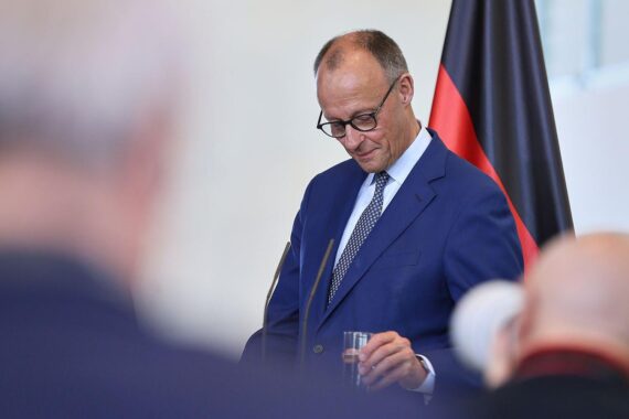 Friedrich Merz mit Krawatte, symbolisiert gute Manieren und individuelle Persönlichkeit in der Politik.