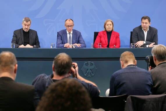 Pressekonferenz mit Bundeskanzler Merz zur Beschleunigung von Infrastrukturprojekten in Deutschland.