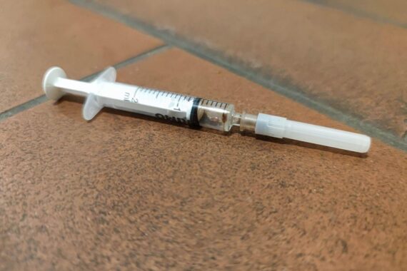 Heroin-Spritze symbolisiert Kölner Suchthilfezentrum für Drogenkonsum im urbanen Umfeld.