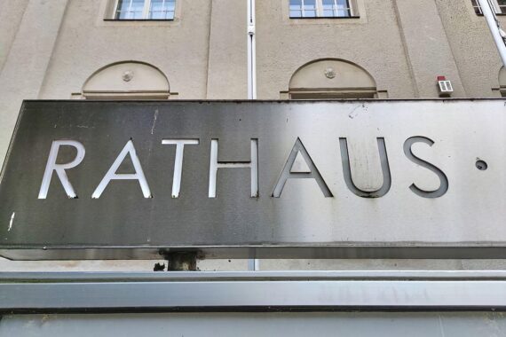 Rathaus in Brandenburg, symbolisiert kommunale Verschuldung und finanzielle Herausforderungen 2024.