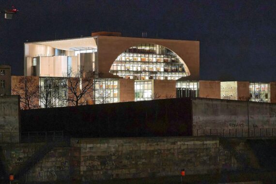 Bundeskanzleramt mit Bunker-Symbolik; Diskussion über Schutzraumkonzept und kommunale Unsicherheiten.