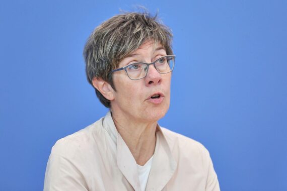 Annegret Kramp-Karrenbauer in Diskussion über KAS-Vorsitz, Konservative Politische Dynamik sichtbar.
