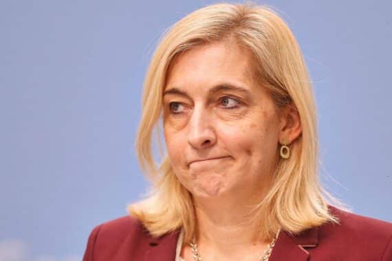 Nina Warken in Berlin, gesundheitspolitische Diskussion, Krankenkassen, Beitragserhöhung, Reformen erforderlich.