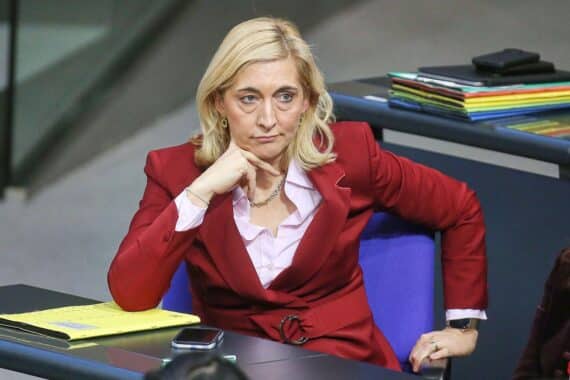 Nina Warken und Gesundheitsdebatte: Kritik an Sparpaket und steigenden Zusatzbeiträgen der Krankenkassen.