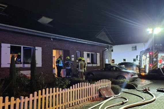 Küchenbrand: Feuerwehr im Einsatz, Bewohner evakuiert, Rauchentwicklung, Schäden sichtbar.