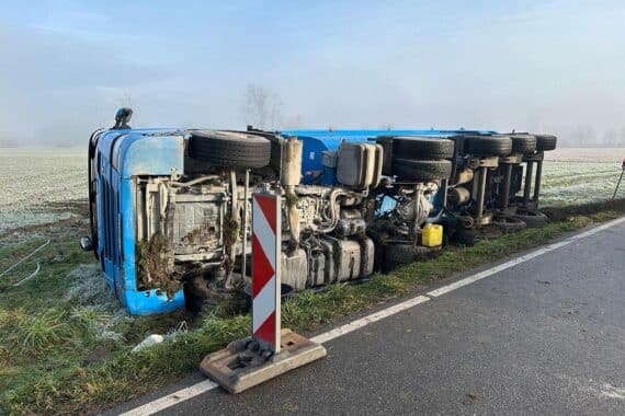 Umgekipptes Lastwagen auf Landstraße, Baustelle, Polizei vor Ort, gesperrte Strecke, keine Verletzten.