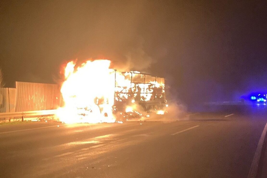 LKW mit Aufbackbrötchen brennt auf A2 bei Gelsenkirchen komplett aus
