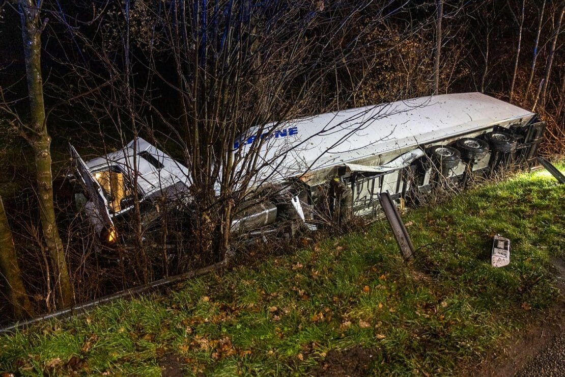 LKW stürzt auf A2 bei Porta Westfalica Böschung hinab