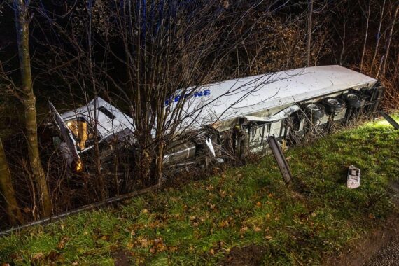 LKW-Unfall auf Autobahn, Einsatzkräfte sichern Unfallstelle, zwei leicht verletzte Personen.