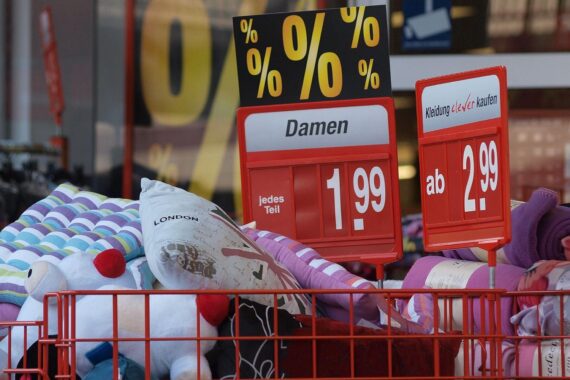 Sonderangebote in einem Supermarkt, symbolisch für erweiterte Öffnungszeiten in touristischen Regionen.