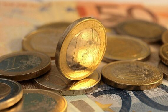 Euromünzen symbolisieren finanzielle Unterstützung für Naturschutzprojekte und Renaturierung im Rothbachtal.