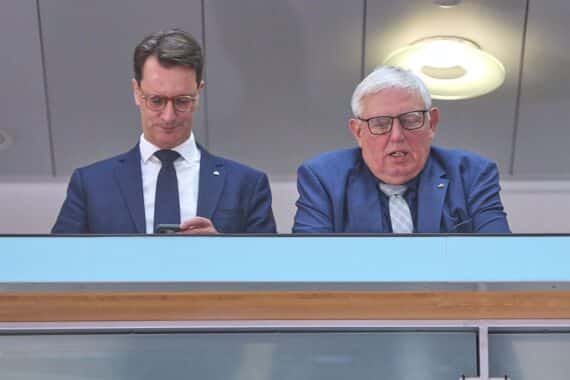 Hendrik Wüst und Karl-Josef Laumann präsentieren Gesetzentwurf für Tariflöhne bei öffentlichen Aufträgen.