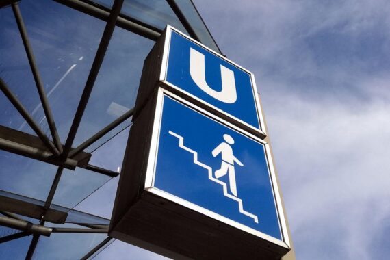 U-Bahn mit Fahrgästen, symbolisiert verbesserten Nahverkehr und vereinheitlichtes Tarifsystem in Landshut.