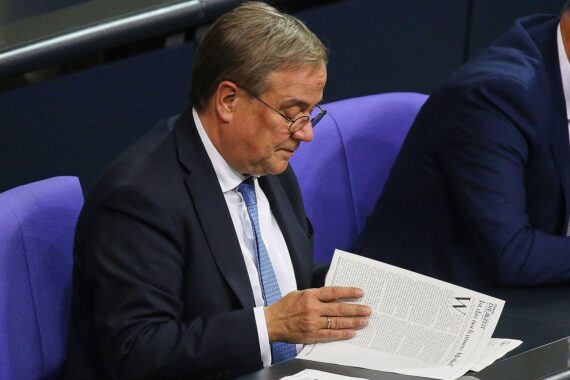 Armin Laschet diskutiert diplomatische EU-Initiativen für Russland im Bundestag. Politische Debatte um Einflussnahme.