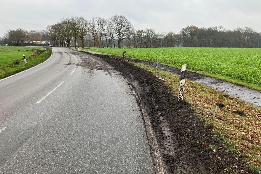Laster beschädigt Verkehrszeichen und flüchtet in Bakum