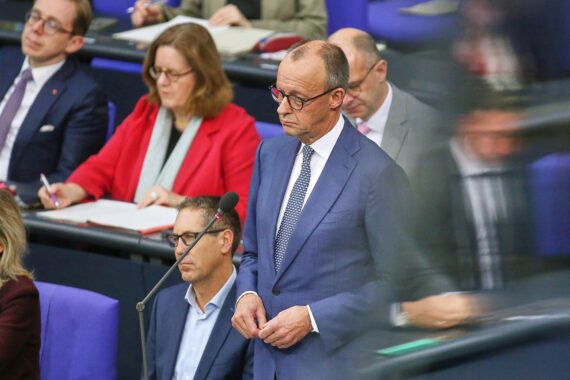 Friedrich Merz diskutiert aktuelle Mietpolitik, während Hintergrundgespräche zwischen Regierung und Immobilienbranche stattfinden.