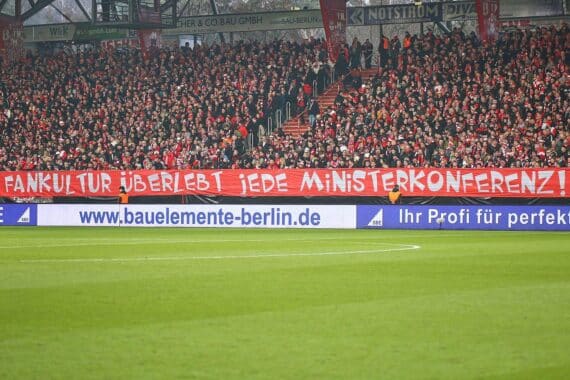Protestierende Fußballfans zeigen ihre Meinung, stehen für Mitbestimmung und Rechte im Fußball ein.