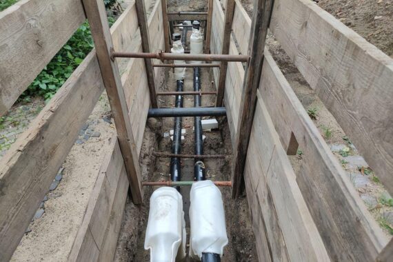 Fernwärme-Anschluss mit hoher Preissteigerung, Symbol für soziale Ungerechtigkeit und politische Forderungen.